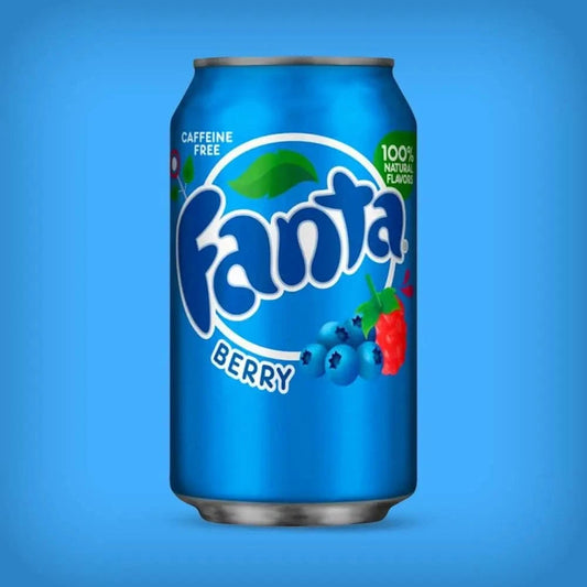 Canette bleue de Fanta Berry sur fond bleu uni, avec logo Fanta blanc, "sans caféine", "100% arômes naturels", et illustrations de myrtilles et framboises.