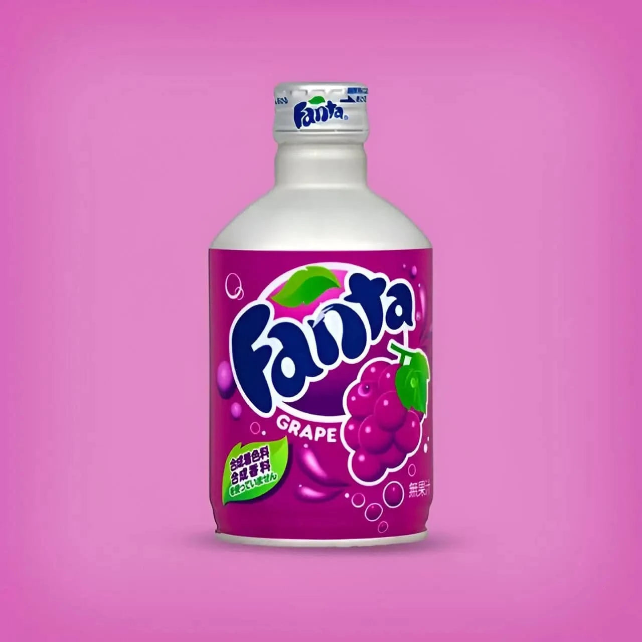 Bouteille violette de Fanta Grape sur fond violet, avec logo Fanta blanc et bleu, "sans caféine", "100% arômes naturels", et illustration de raisins violets.