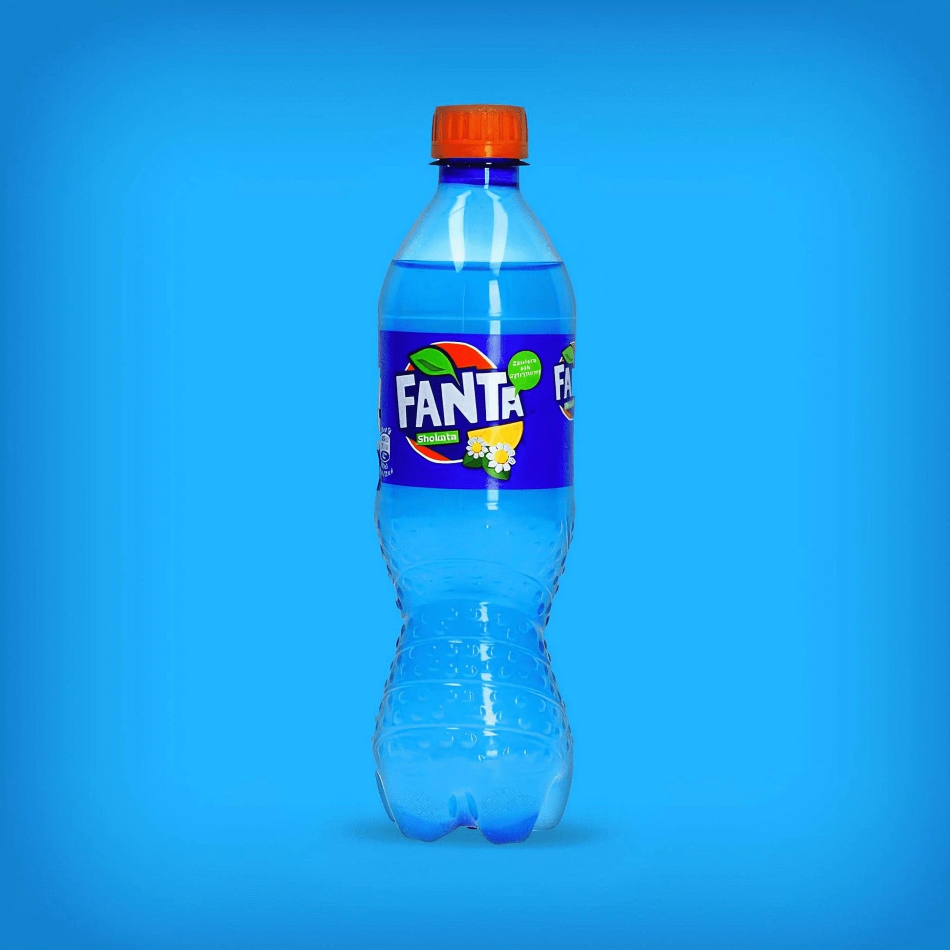 Bouteille de Fanta Shokata, boisson gazeuse bleue au goût de fleur de sureau et de citron.