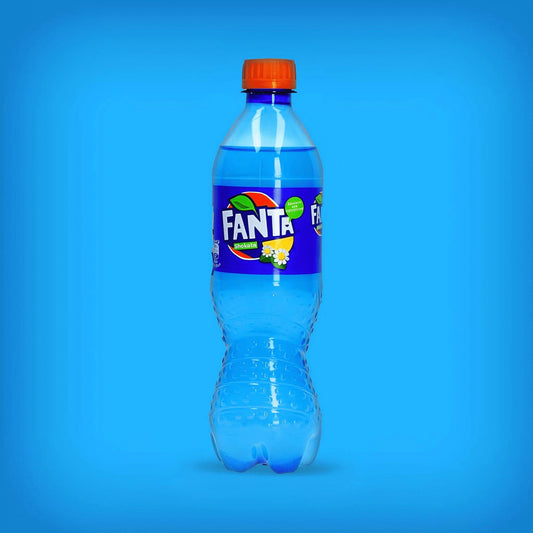 Bouteille de Fanta Shokata, boisson gazeuse bleue au goût de fleur de sureau et de citron.