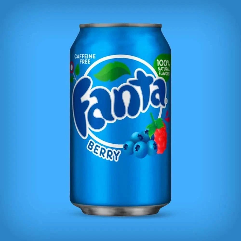 Canette bleue de Fanta Berry sur fond bleu uni, avec logo Fanta blanc, "sans caféine", "100% arômes naturels", et illustrations de myrtilles et framboises.
