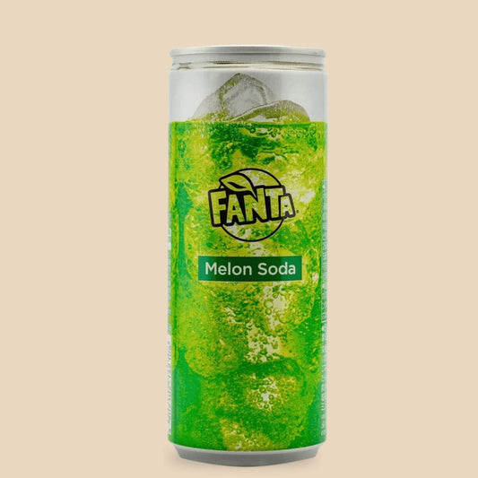 Canette de Fanta Melon Soda du Japon, boisson gazeuse verte au goût de melon.