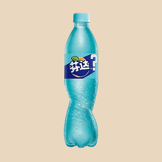 Bouteille de Fanta Pêche Jasmin de 500 ml provenant de Chine, boisson gazeuse bleue à la saveur de pêche et de jasmin.