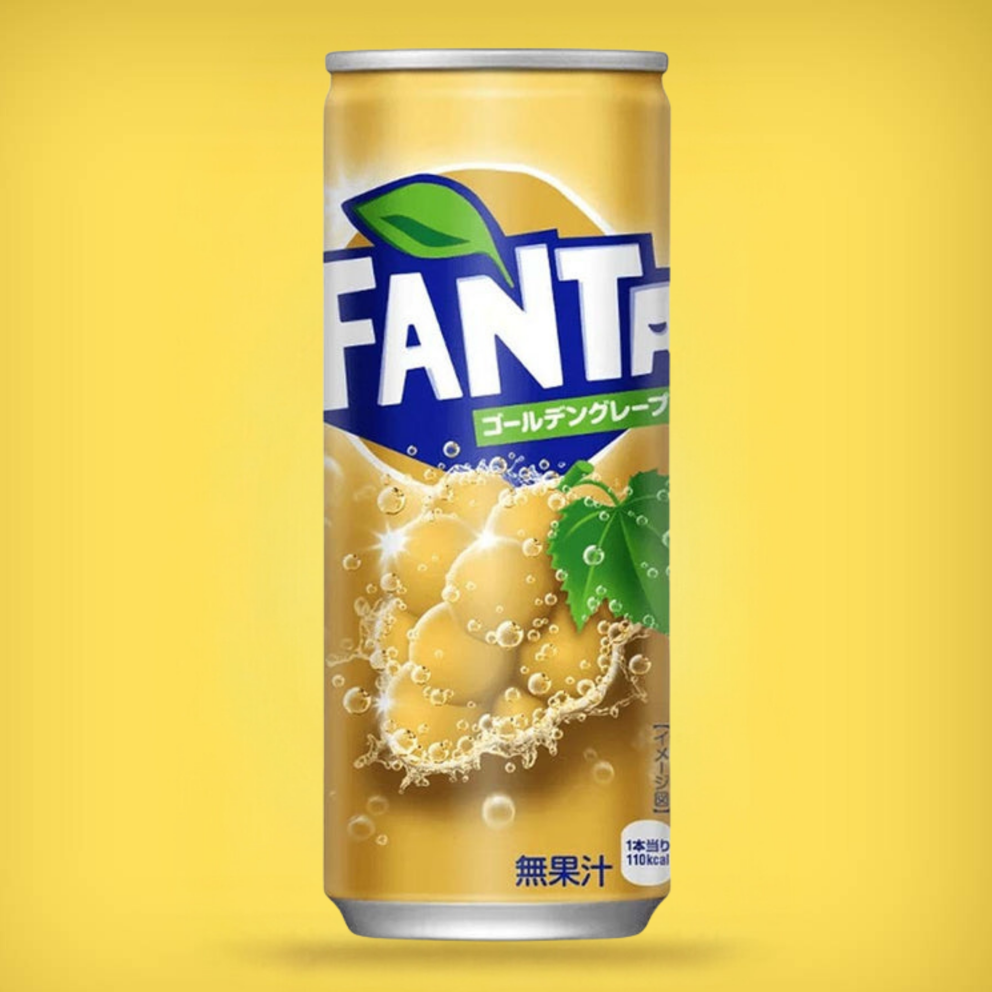 Canette dorée de Fanta saveur raisin doré sur fond jaune. Le logo Fanta en caractères japonais blancs et bleus est accompagné des mentions "sans caféine" et "100% arômes naturels". Une illustration de grappes de raisin doré est visible sur l'étiquette, avec des bulles pétillantes. La canette, ornée de gouttelettes d'eau, évoque une boisson désaltérante, rafraîchissante et fruitée.