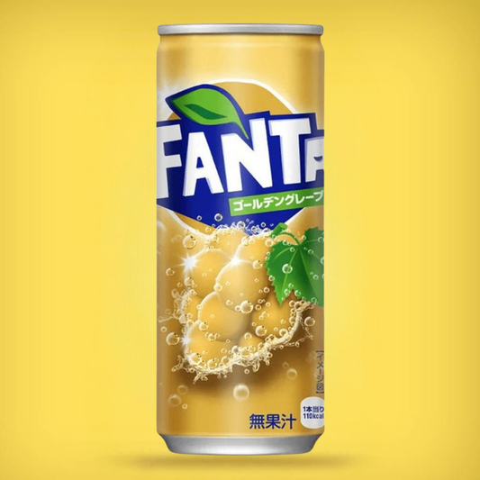 Canette dorée de Fanta saveur raisin doré sur fond jaune. Le logo Fanta en caractères japonais blancs et bleus est accompagné des mentions "sans caféine" et "100% arômes naturels". Une illustration de grappes de raisin doré est visible sur l'étiquette, avec des bulles pétillantes. La canette, ornée de gouttelettes d'eau, évoque une boisson désaltérante, rafraîchissante et fruitée.