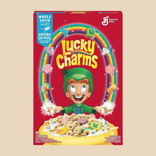 Boîte de céréales Lucky Charms avec des marshmallows colorés en forme de symboles porte-bonheur.