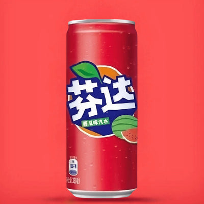 Canette rouge de Fanta saveur pastèque sur fond rouge. Le logo Fanta en caractères chinois blancs et bleus est accompagné des mentions "sans caféine" et "100% arômes naturels". Une illustration de tranche de pastèque juteuse est visible sur l'étiquette. La canette, recouverte de gouttelettes d'eau, évoque une boisson désaltérante, rafraîchissante et fruitée.