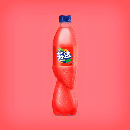 Bouteille de Fanta Pastèque de 500 ml provenant de Chine, boisson gazeuse rouge à la saveur de pastèque.