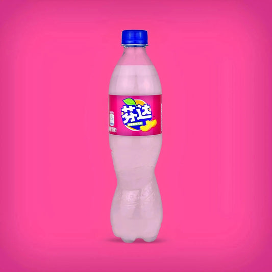 Bouteille de Fanta Pêche de 500 ml provenant de Chine, boisson gazeuse blanche à la saveur de pêche.
