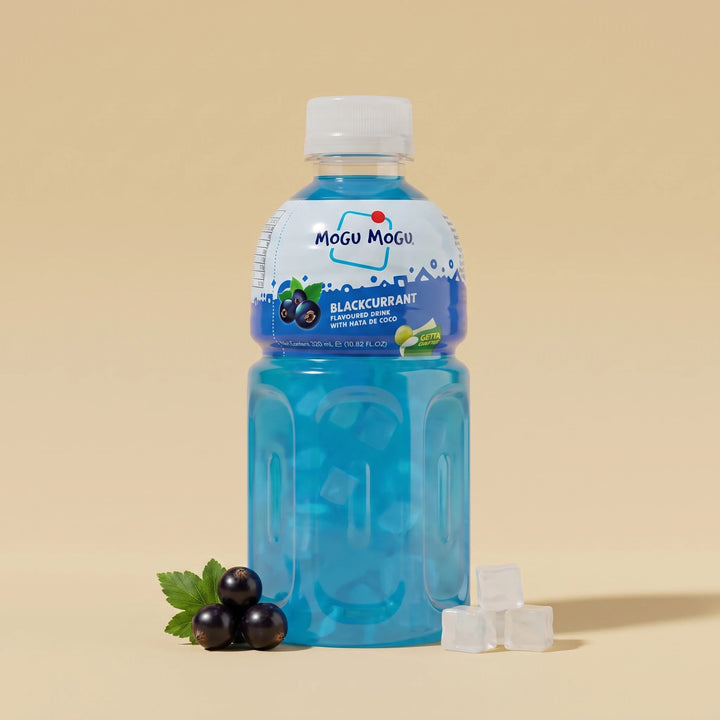 Bouteille 320ml Mogu Mogu Cassis — boisson thaïlandaise au nata de coco — Lollipop Korner