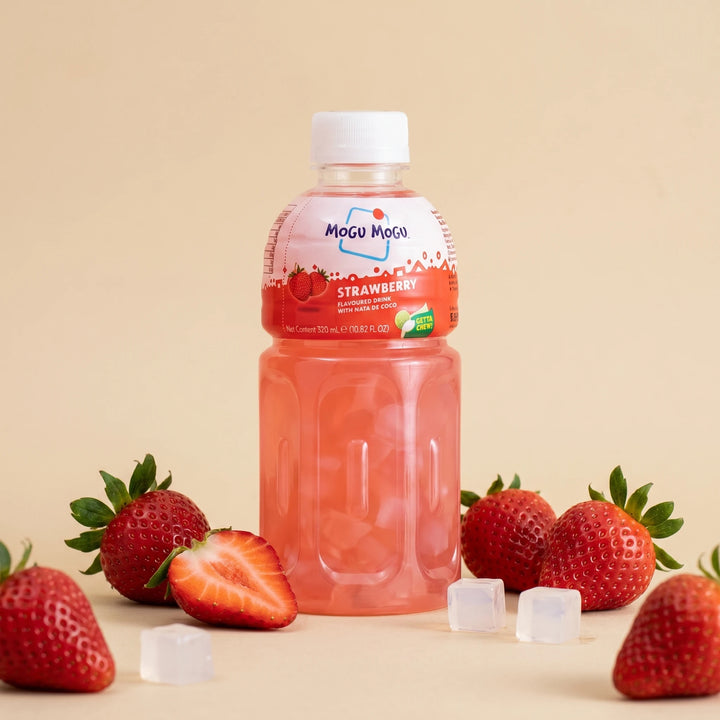 Bouteille 320ml Mogu Mogu Fraise — boisson thaïlandaise au nata de coco — Lollipop Korner