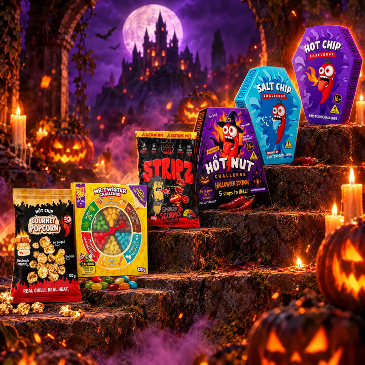 Pack Défi Halloween : popcorn Hot Chip Spicy Caramel, roulette Mr Twister, Stripz Smoked Scorpio, Hot-Nut Challenge Halloween, Salt Chip Challenge et Hot Chip Challenge sur les marches d'une crypte (photo d'ambiance, décor non inclus)